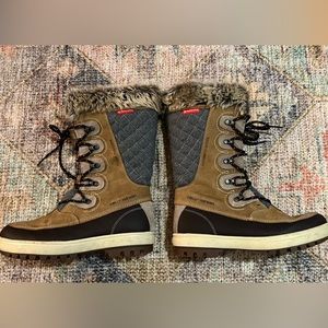 Helly Hansen faux fur lined boots